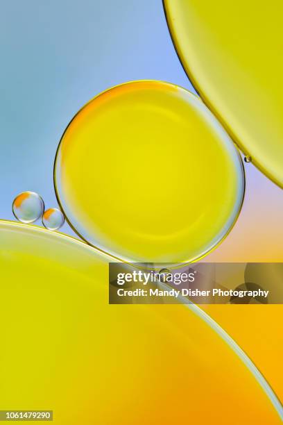 oil and water abstract 9 - speiseöl stock-fotos und bilder