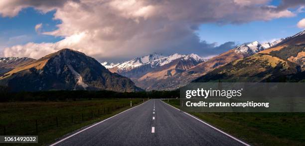 paradise road in panorama - new zealand otago road stock pictures, royalty-free photos & images