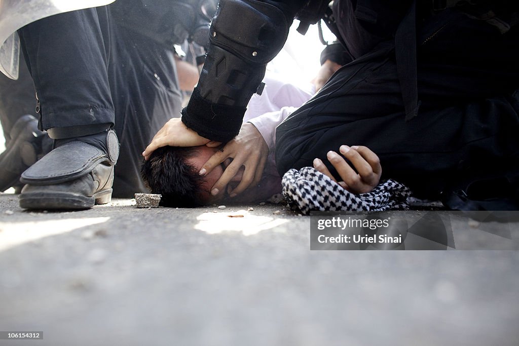 Israeli Arabs Clash With Police During Right Wing Demonstrations