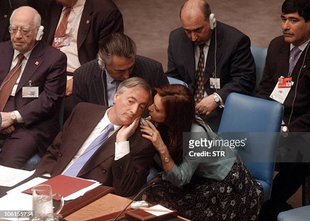 El presidente argentino Néstor Kirchner dialoga con su esposa, la senadora Cristina Fernández, durante la reunión del Consejo de Seguridad de Las...