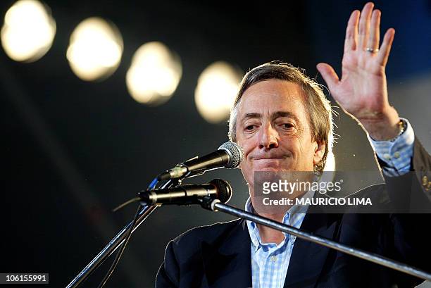 Nestor Kirchner, candidato a la presidencia de Argentina por el "Frente para la Victoria", saluda a sus partidarios, el 24 de abril de 2003, durante...