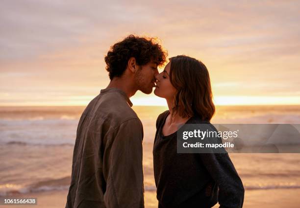 let me show you how much i love you - beijo imagens e fotografias de stock