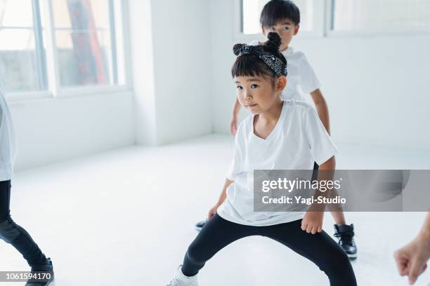 wenig hiphop-tänzer tanzen im tanzstudio. - cute japanese boy stock-fotos und bilder