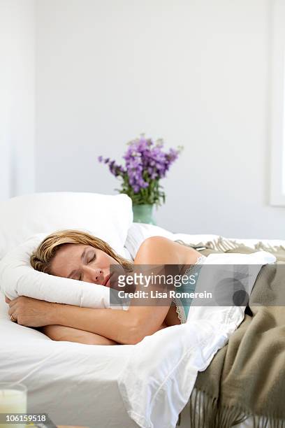 woman asleep in bed - travesseiro imagens e fotografias de stock