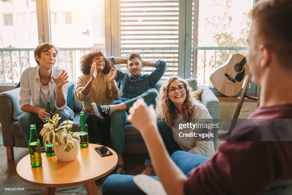 Freunde, die zusammen leben