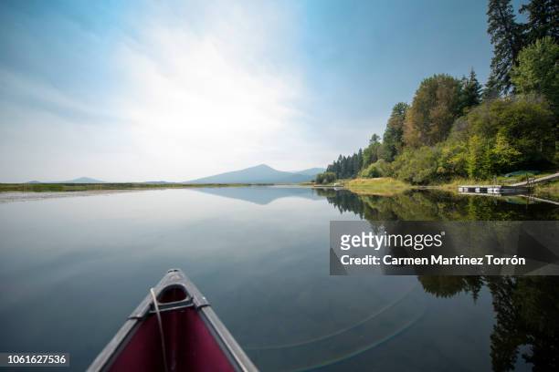 canoeing and kayaking near mt. shasta, oregon. - mt shasta fotografías e imágenes de stock