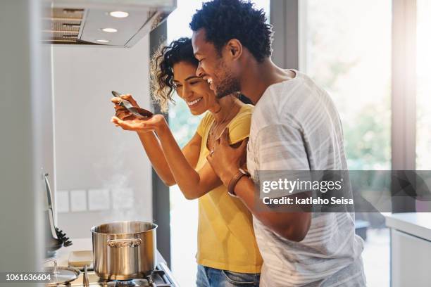 odora delizioso - couple in kitchen foto e immagini stock