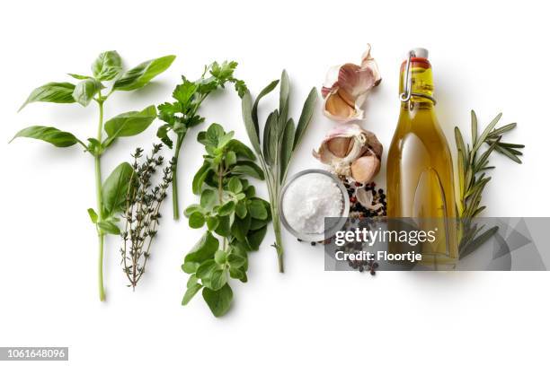 gewürz: frische kräuter, olivenöl, knoblauch, salz und pfeffer, isolated on white background - dressing up stock-fotos und bilder