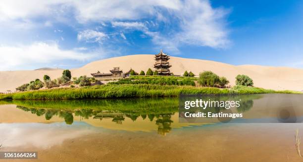 crescent moon lake in desert,dunhuang,china. - dunhuang fotografías e imágenes de stock