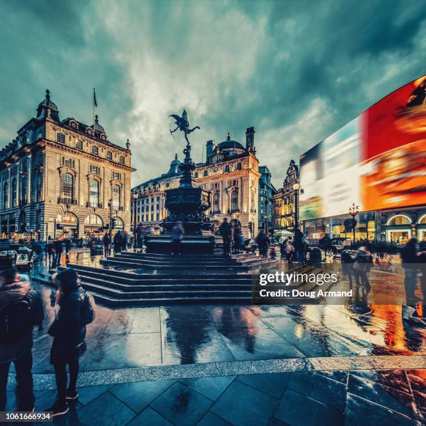 a wet and rainy piccadilly circus, london, uk - piccadilly fotografías e imágenes de stock