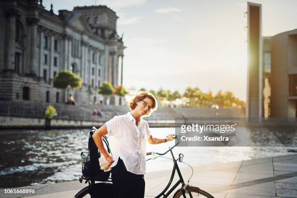 frau mit fahrrad in berlin, deutschland - berlin ufer stock-fotos und bilder