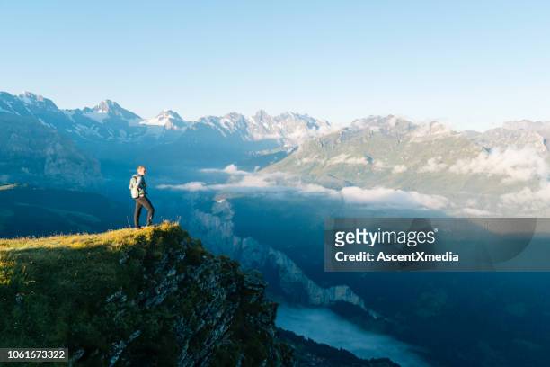 wandelaar staat op de berg weide crest - person standing far stockfoto's en -beelden