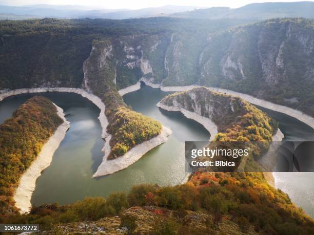 canyon naturel uvac en serbie - serbie photos et images de collection