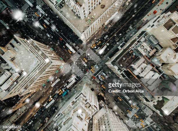 vista aerea dello snowing della quinta avenue - new york città foto e immagini stock