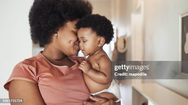 ella llegó y cambió mi vida - black mother holding newborn fotografías e imágenes de stock