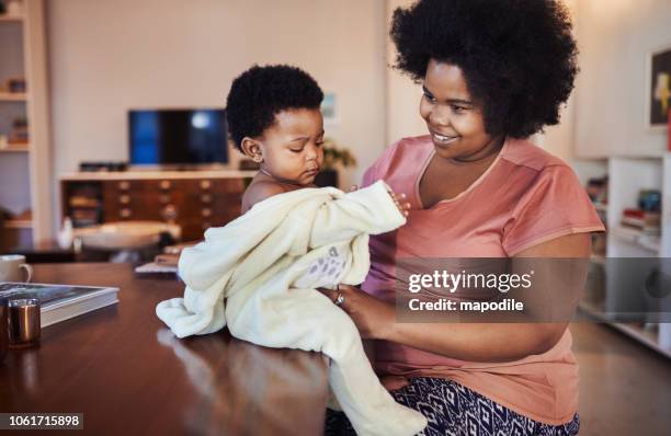 conseguirla cálido y acogedor en un día frío - vestirse fotografías e imágenes de stock