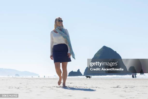 mujer camina playa vacía - falda fotografías e imágenes de stock