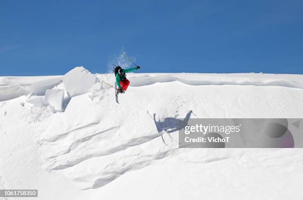 jungen freeskier sprung von einem schnee-gesims mit einem trick - skifahren abseits der piste stock-fotos und bilder