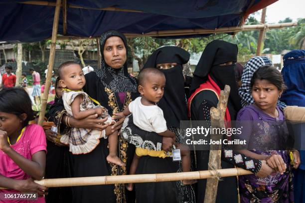 medizinischer check-up für rohingya kinder im flüchtlingslager in bangladesch - rohingya culture stock-fotos und bilder