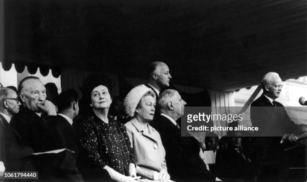 Federal Chancellor Konrad Adenauer, Yvonne de Gaulle, Wilhelmine Lübke, French President Charles de Gaulle, and Federal President Heinrich Lübke at...