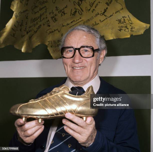 The founder of the German sportswear company Adidas, Adolf Dassler, is pictured in his office in Herzogenaurach in the year 1975. | usage worldwide