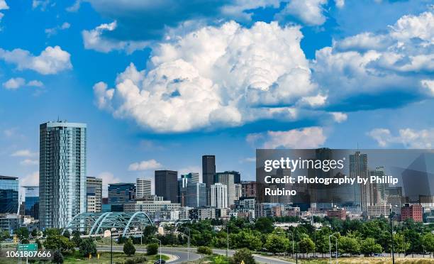 denver, colorado / usa - august 7, 2018: the downtown denver skyline on a beautiful summer afternoon. - denver stockfoto's en -beelden