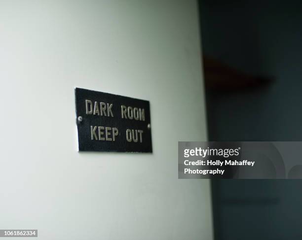 dark room keep out sign - dark room stock-fotos und bilder
