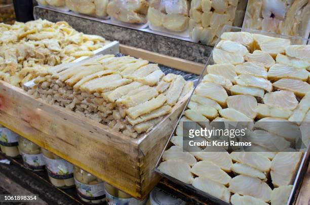 são paulo municipal market in brazil, fresh cod (fish cod) and dessalgado put for sale - gezout stockfoto's en -beelden