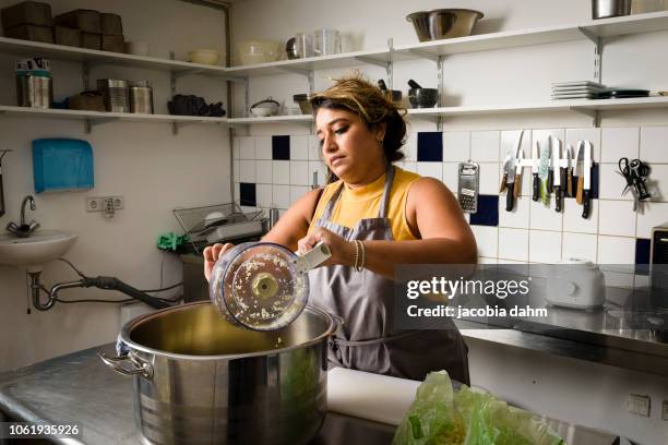 woman preparing food for her street food business - showus - fotografias e filmes do acervo