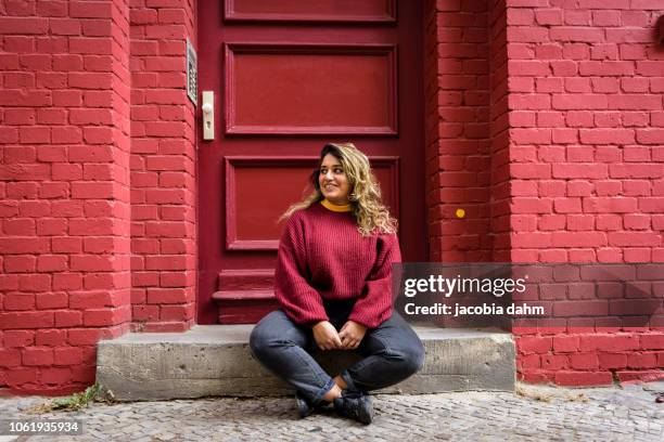 street portrait of a young woman - brick wall business person stock pictures, royalty-free photos & images