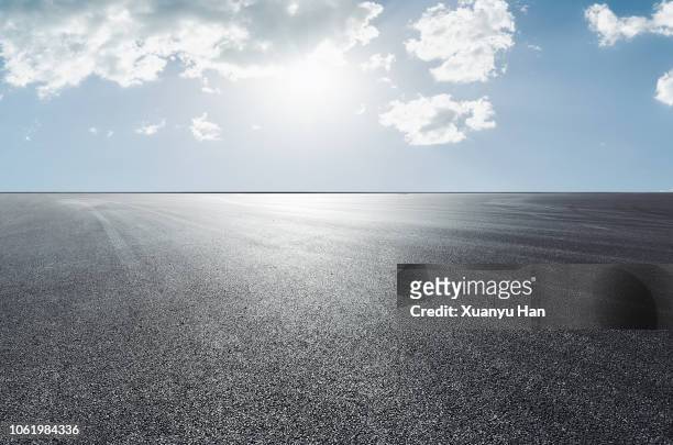 empty asphalt road - macadam photos et images de collection
