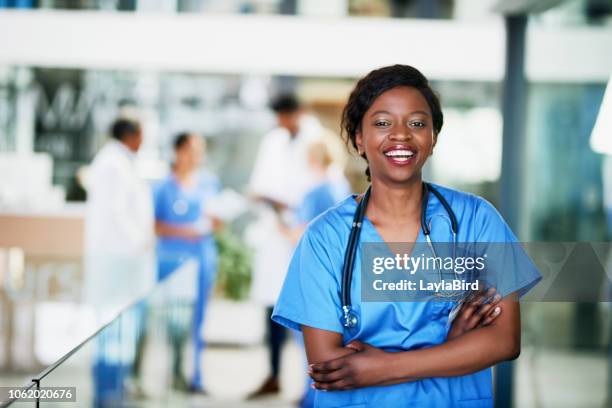 nunca conocí a un paciente que no quería tratar - black female nurse fotografías e imágenes de stock