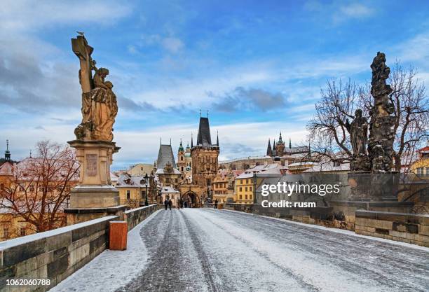 ponte carlo vuoto al mattino d'inverno, praga - prague foto e immagini stock