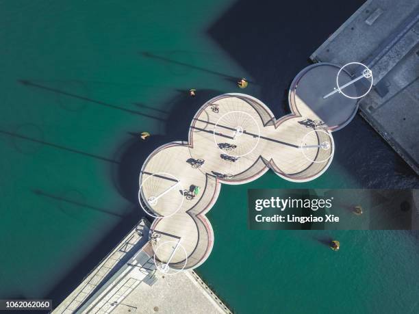aerial drone view of the circle bridge (cirkelbroen) on the inner harbor of copenhagen, denmark. taken by drone from straight above. - brug scheepsonderdeel stockfoto's en -beelden