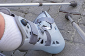 Orthopedic orthosis for immobilizing the lower leg and the foot