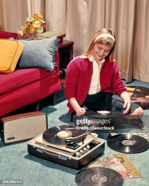 1960s BLONDE TEEN GIRL LISTENING TO LP ALBUMS 33 1/3 RPM PORTABLE RECORD PLAYER