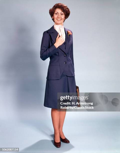 1970s PORTRAIT OF SMILING SUCCESSFUL WOMAN STANDING LOOKING AT CAMERA IN BUSINESS OUTFIT CARRYING BRIEFCASE