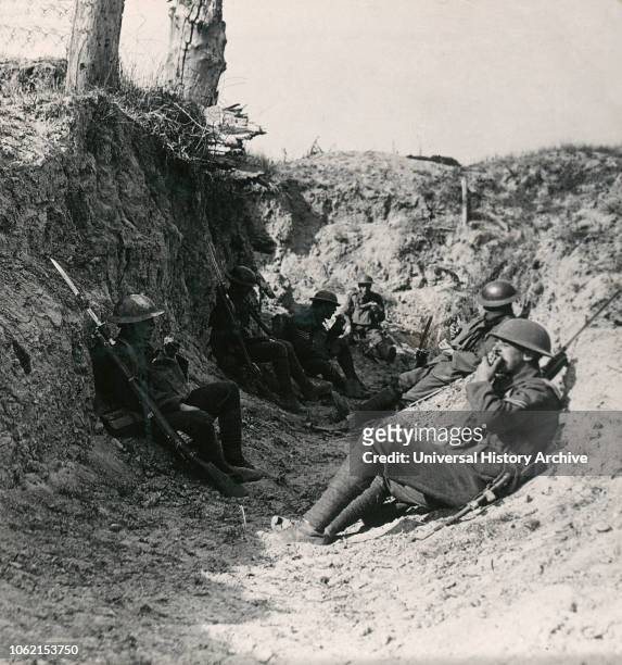 Stereoview WW1, The Great War Realistic Travels Military photographs circa 1918 Waiting inthe trenches near Arras for our creeping barrage to lift...