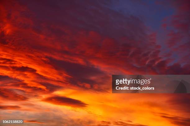 cielo nei colori del fuoco - sunset foto e immagini stock