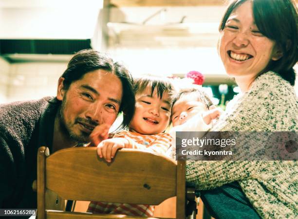 japanische familie - waist up photos stock-fotos und bilder