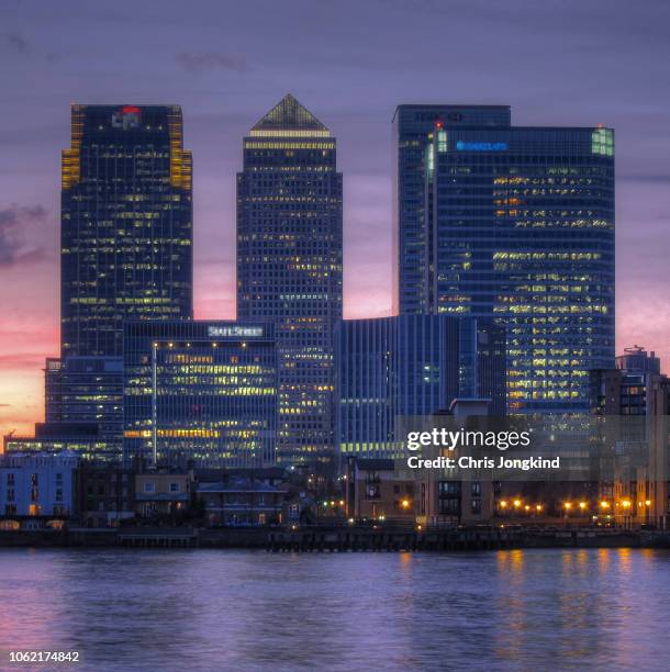 sunset on canary wharf skyscrapers, london - citibank tower bildbanksfoton och bilder