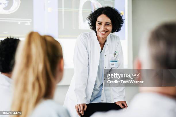 medical registrar teaching students at hospital - ärztin stock-fotos und bilder