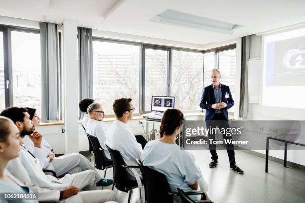 medical students focussing during seminar - schooldokter stockfoto's en -beelden