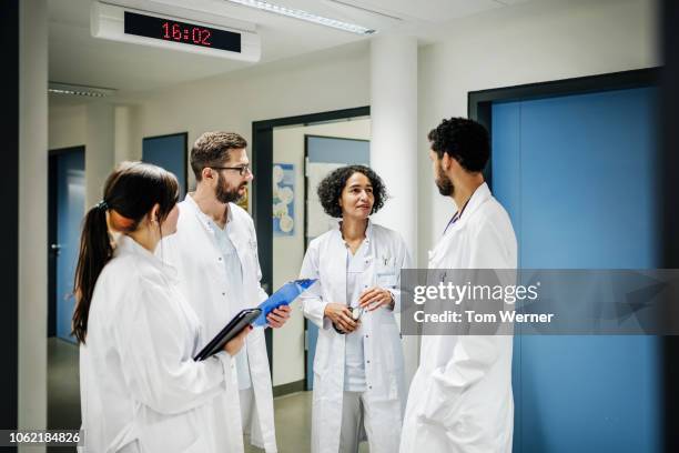 group of doctor chatting on the ward - hospital stock-fotos und bilder