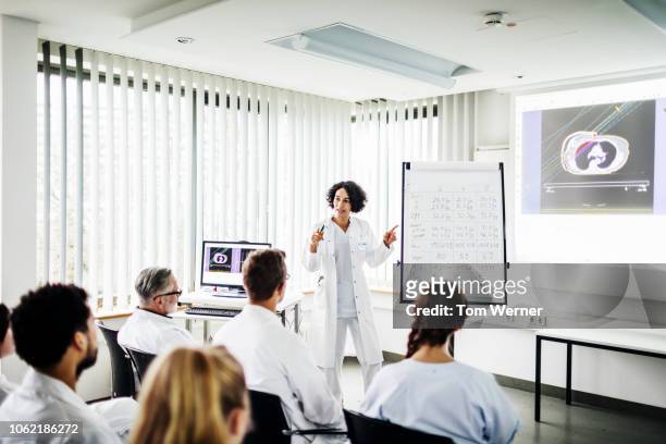 clinical doctor teaching students at hospital - medical student 個照片及圖片檔