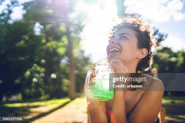 chica bebiendo el jugo - frasco para conservas fotografías e imágenes de stock