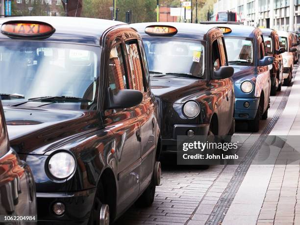 modern london taxis queing - taxi foto e immagini stock