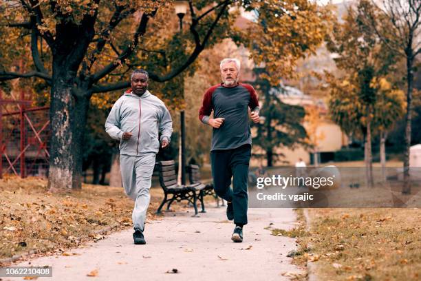 senioren joggen - man running city stockfoto's en -beelden