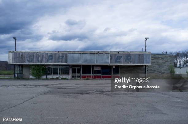 abandoned supermarket - abandoned foto e immagini stock