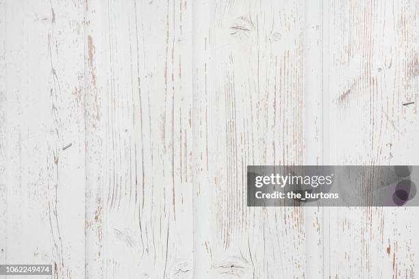 full frame shot of white painted wooden wall - holzwand shabby chic stock-fotos und bilder